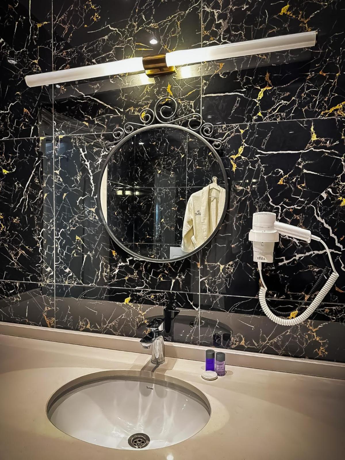 Hi Hotel Ivy Bueyuekada Adalar Bagian luar foto